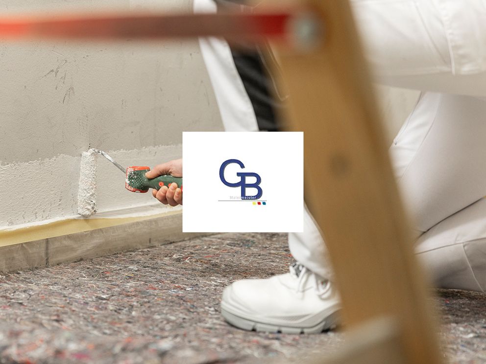 Hand mit Farbroller streicht eine Wand, im Vordergrund weiße Schuhe und ein Holzgerüst, über dem Bild ist noch ein Logo mit den Buchstaben "G" und "B" zu sehen